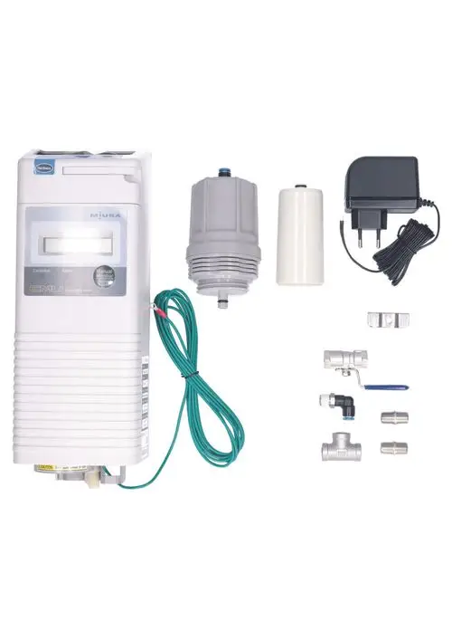Weißes Gerät mit Bedienelementen und einer Anzeige von Judo, umgeben von Zubehörteilen wie einem Adapter, Schläuchen und verschiedenen Armaturen für die Installation.